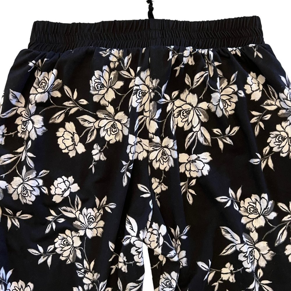 Like new! Super soft! See You Monday LA Black & White Floral Joggers Sz L - Picture 8 of 9